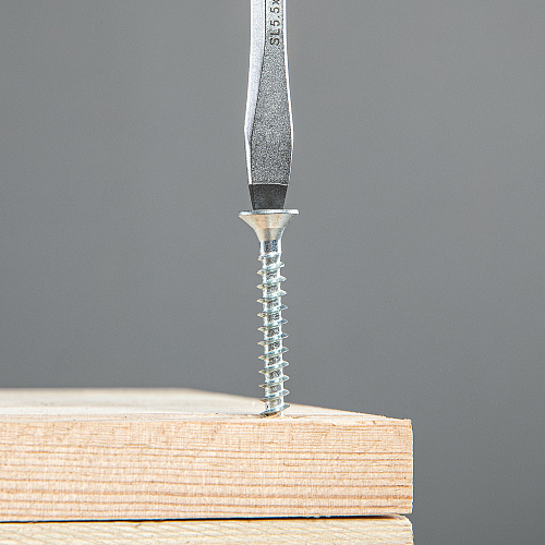 Отвертка, SL5,5x100 мм, S2, 3к рукоятка// Gross Отвертка, SL5,5x100 мм, S2, 3к рукоятка// Gross
